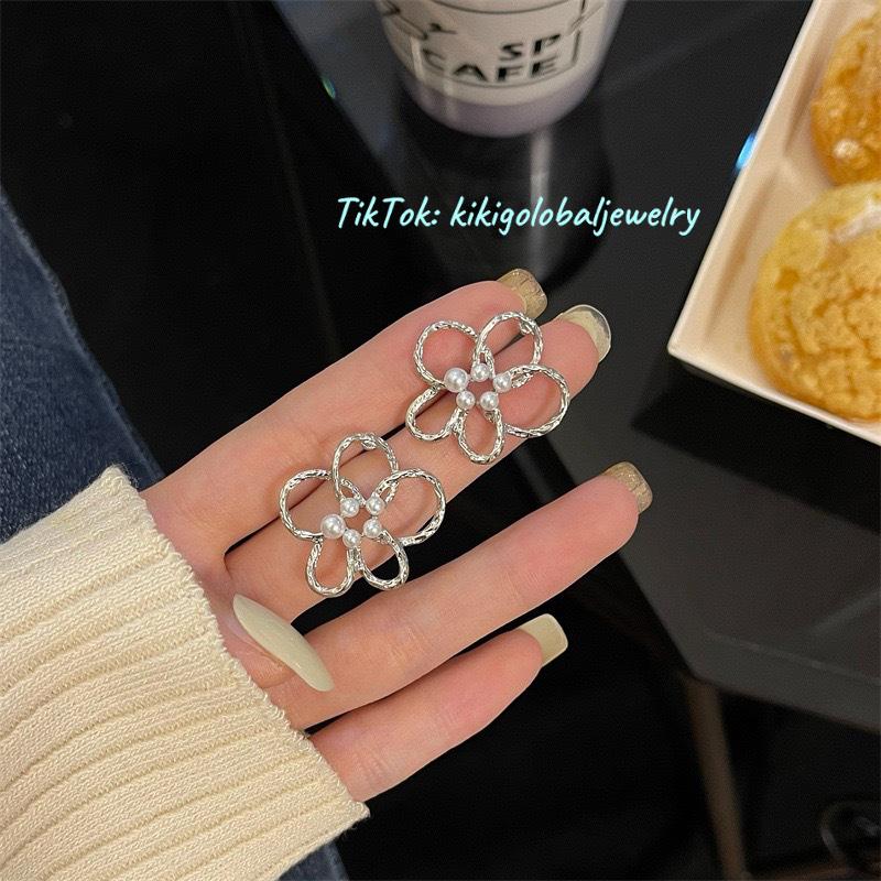 Hollow Flower Pearl Stamen Earrings