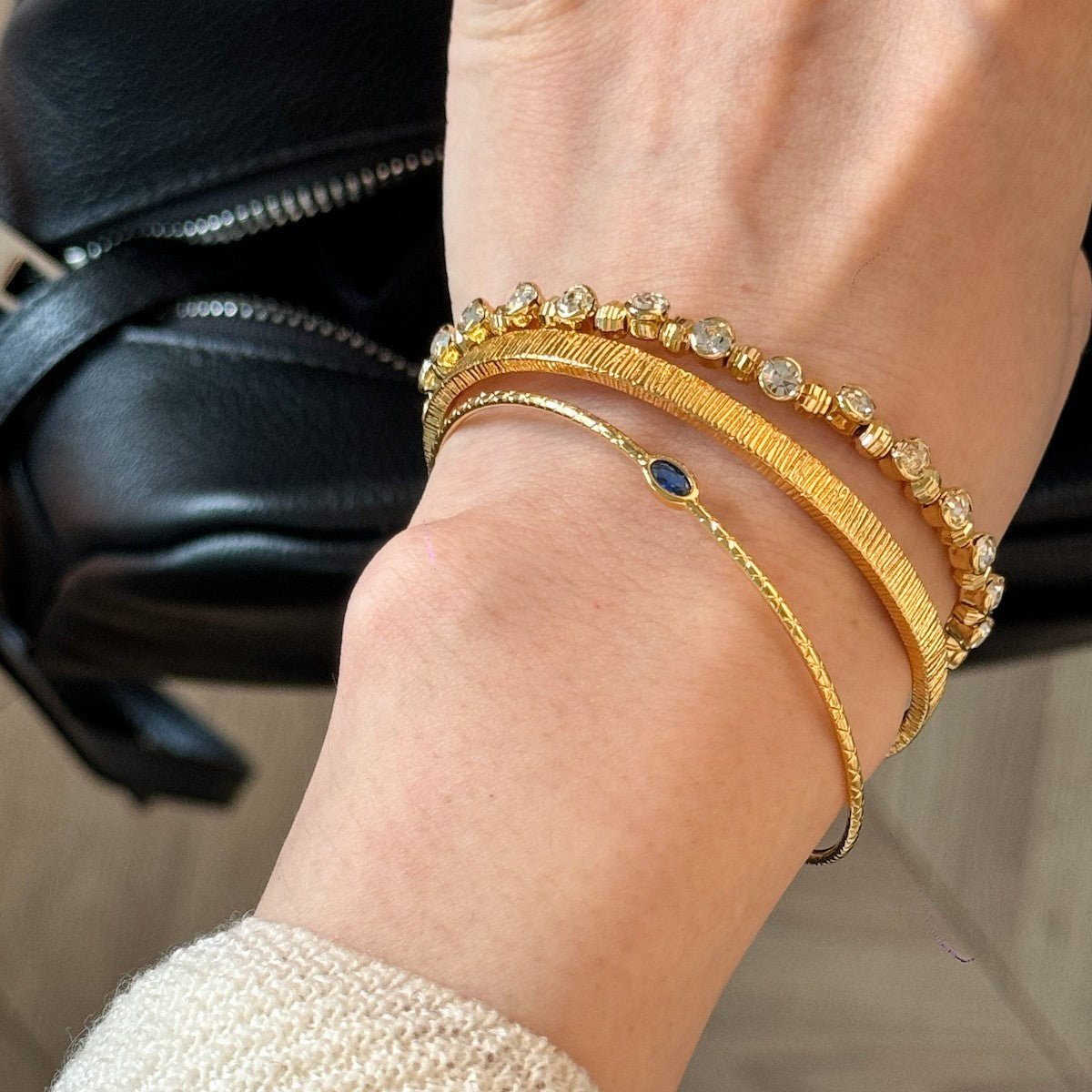 Thin-edged blue stone vertical pattern bracelet golden version