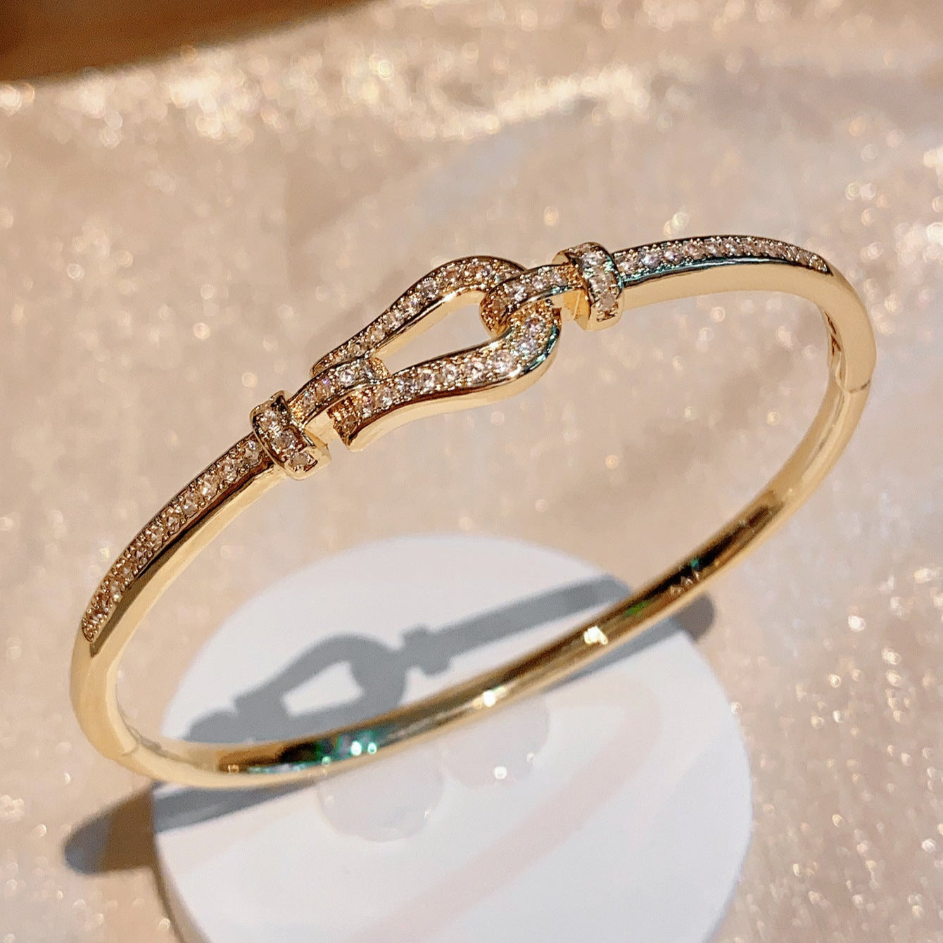 High quality! Horseshoe bracelet will not fade
