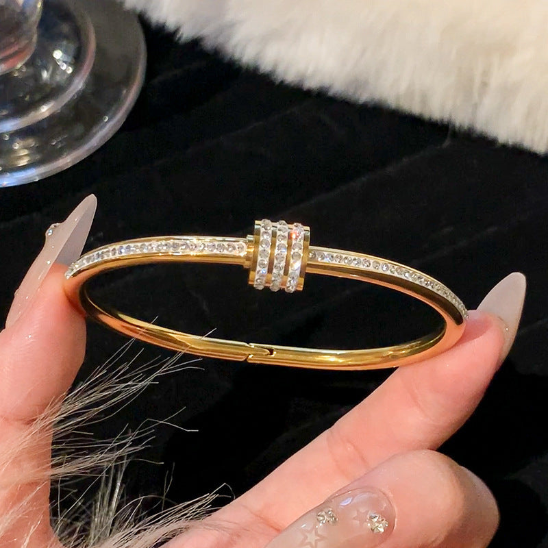 High quality! Horseshoe bracelet will not fade