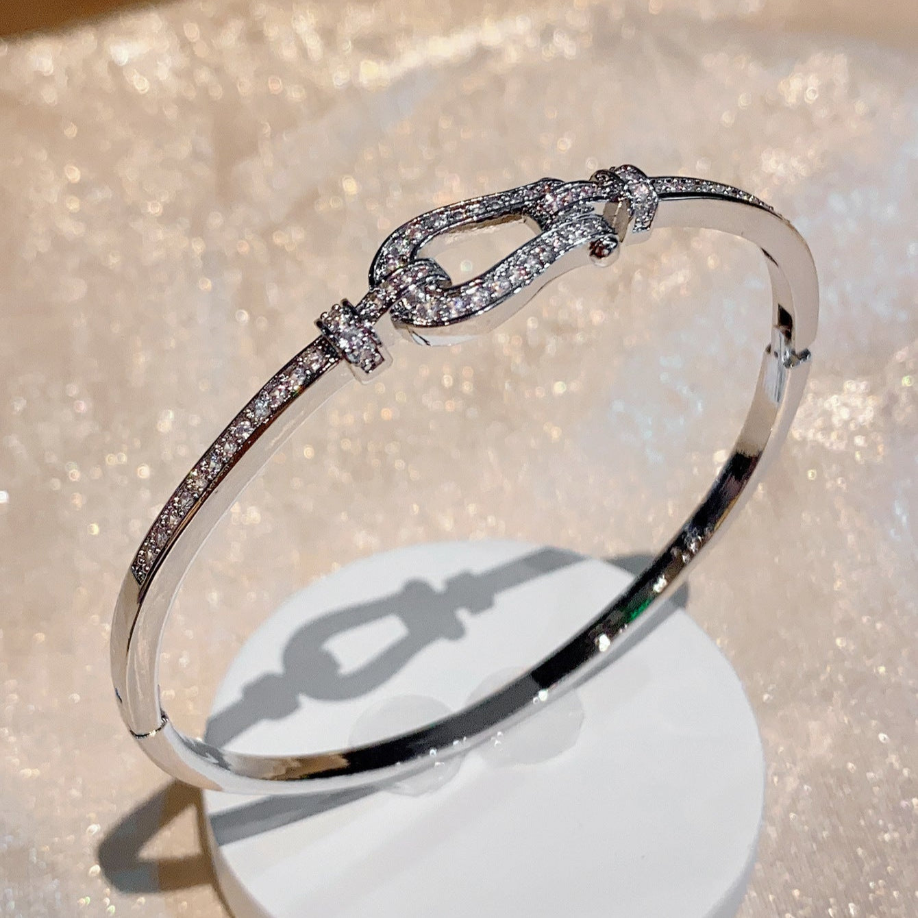 High quality! Horseshoe bracelet will not fade