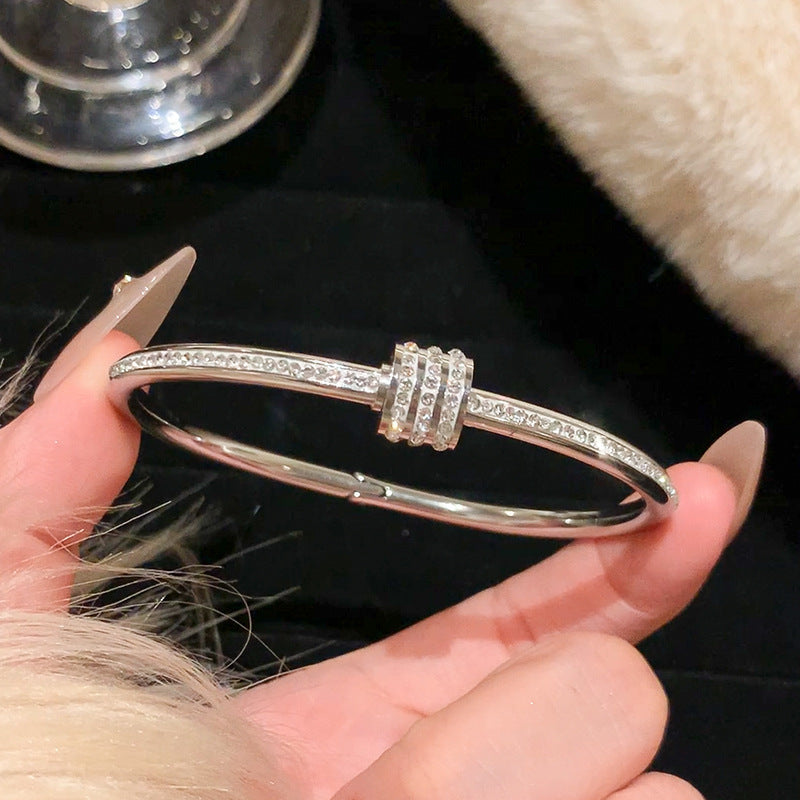 High quality! Horseshoe bracelet will not fade