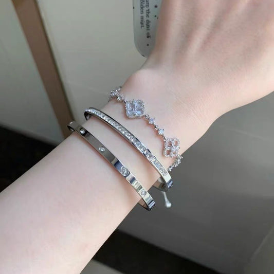 Gypsophila bracelet does not fade