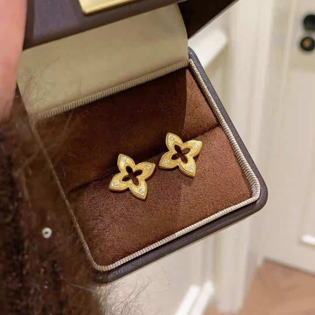 Four-leaf clover hollow earrings