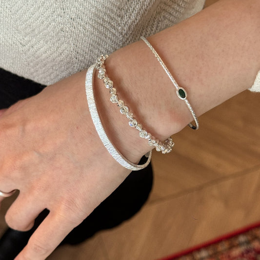 Thin-edged blue stone vertical pattern bracelet silver version