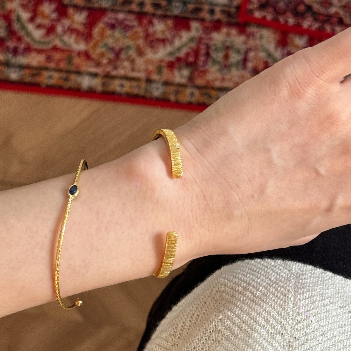 Thin-edged blue stone vertical pattern bracelet golden version