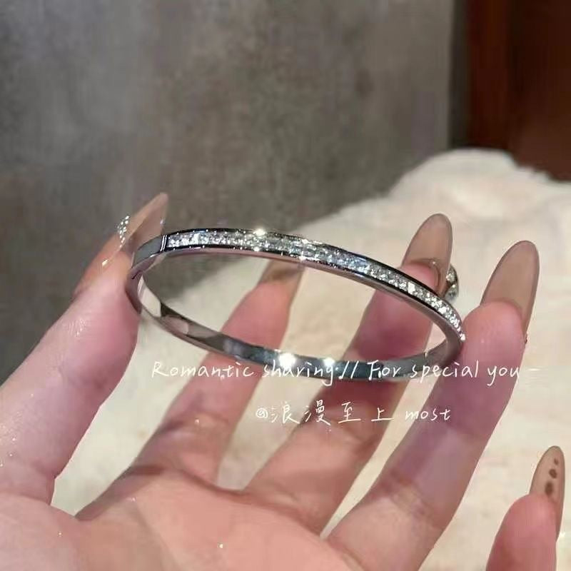 Gypsophila bracelet does not fade