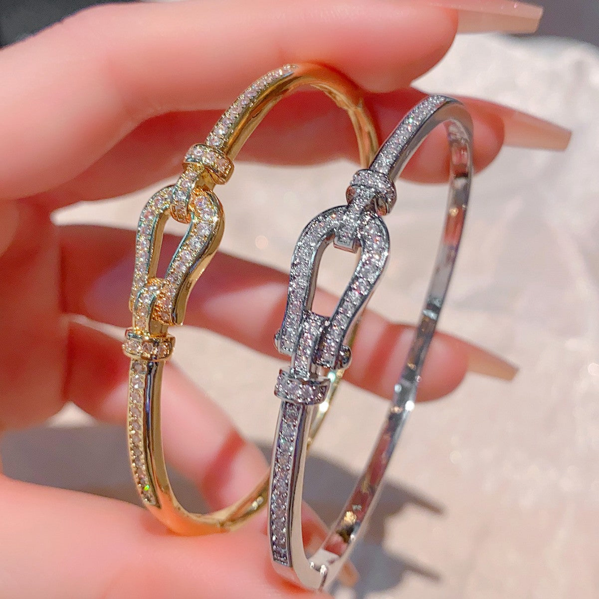 High quality! Horseshoe bracelet will not fade