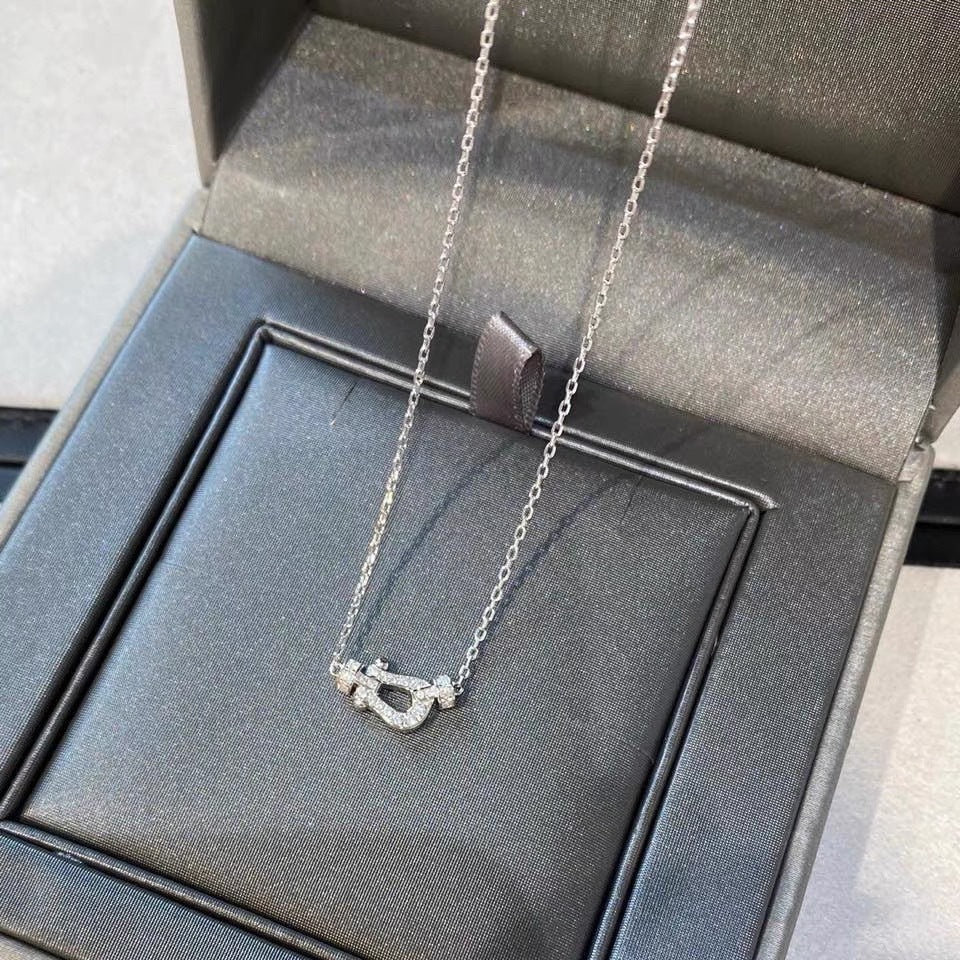 Horseshoe necklace