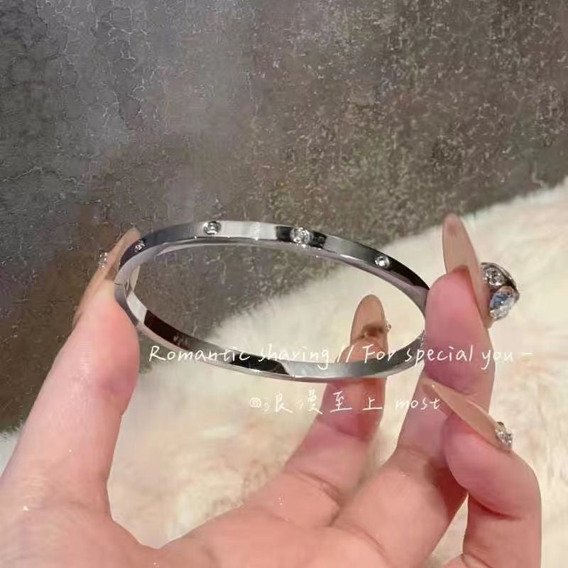 Gypsophila bracelet does not fade