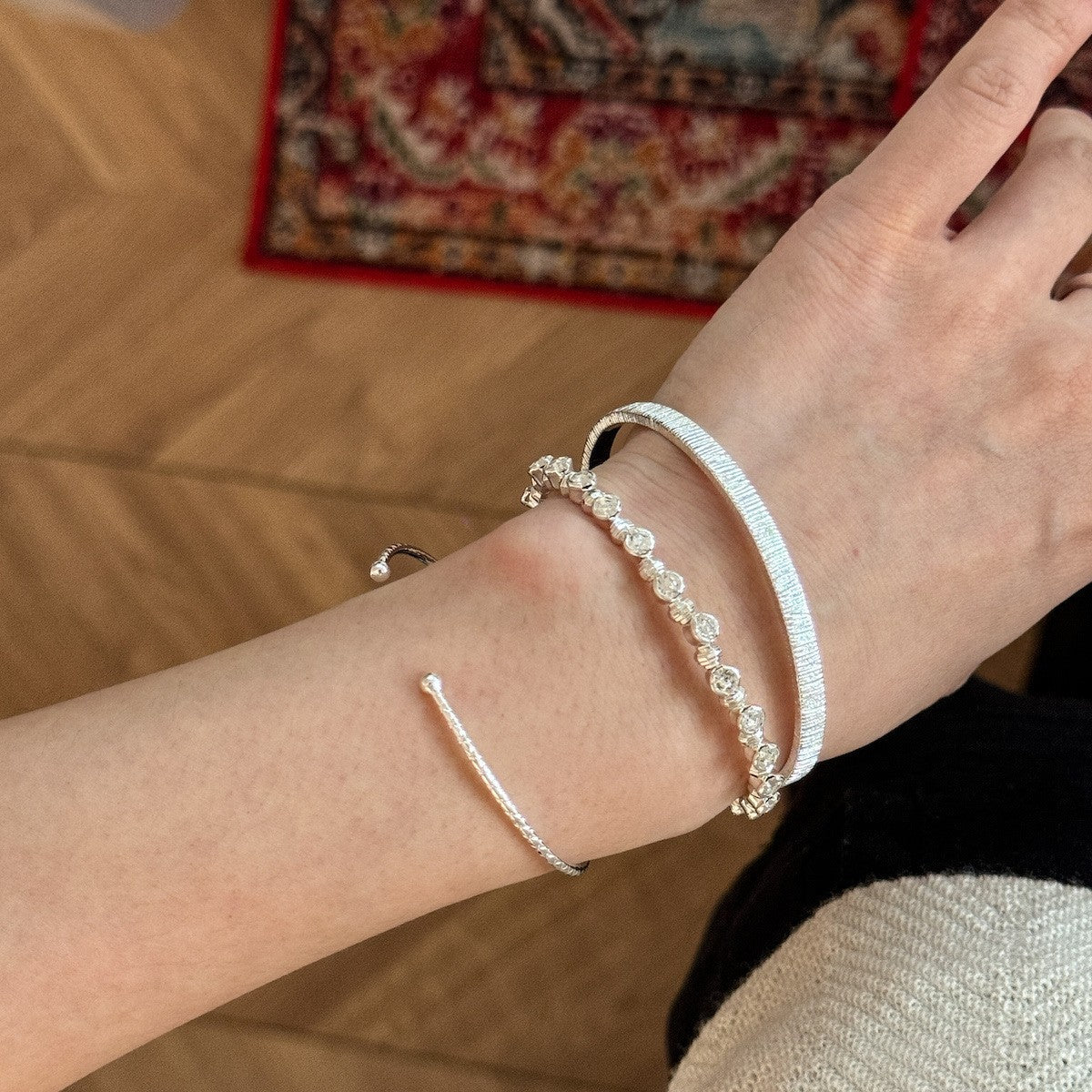 Thin-edged blue stone vertical pattern bracelet silver version