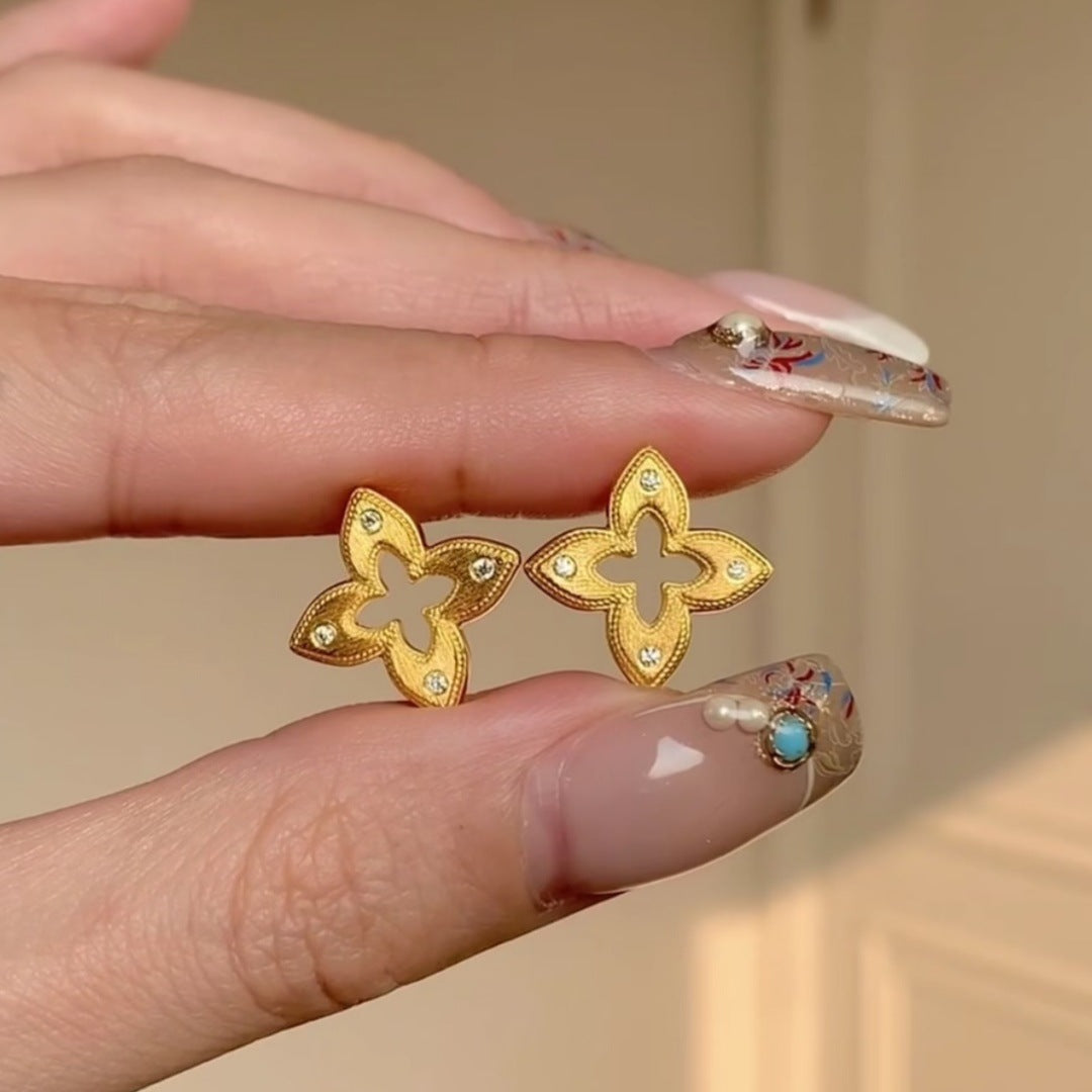 Four-leaf clover hollow earrings