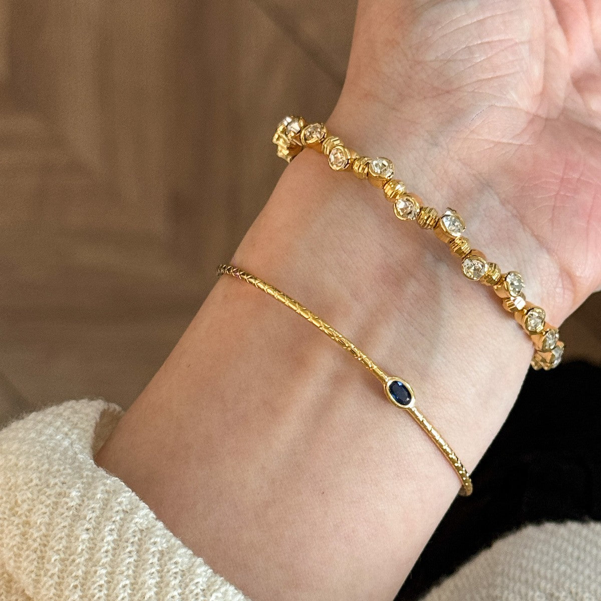 Thin-edged blue stone vertical pattern bracelet golden version