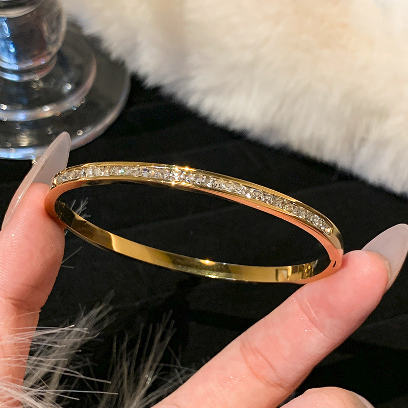 High quality! Horseshoe bracelet will not fade