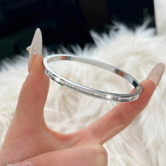 High quality! Horseshoe bracelet will not fade