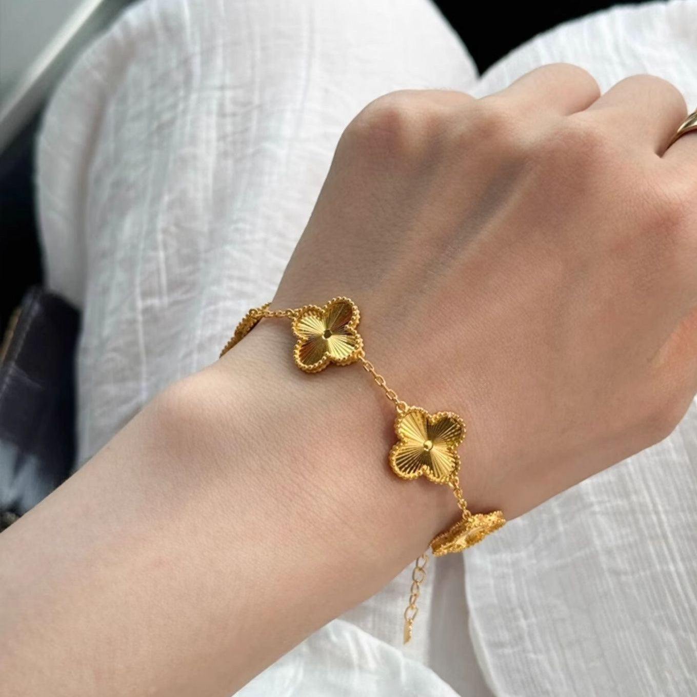 Four-leaf flower bracelet