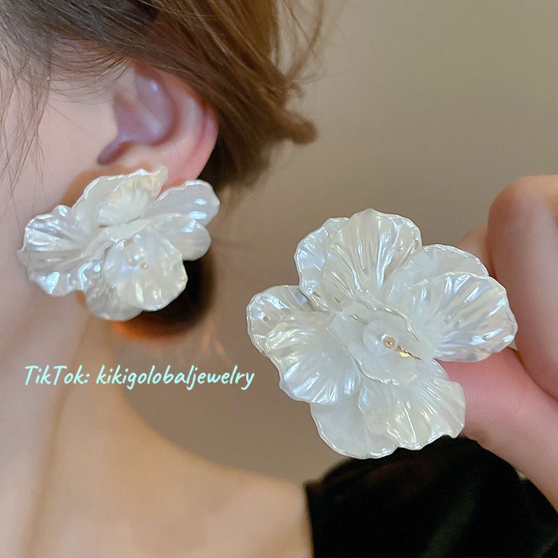 Silver Needle Resin Flower Earrings